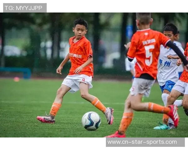 从足球小子到球场偶像 他长大后竟成了最帅的足球明星